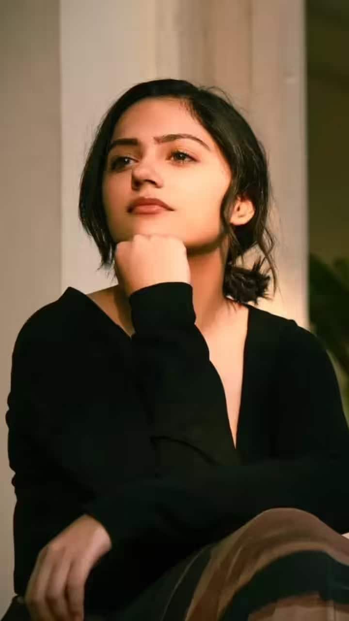 अनीत पड्डा सिर्फ मॉडल और एक्ट्रेस ही नहीं हैं, वे सिंगर भी हैं. उन्होंने वेब सीरीज 'बिग गर्ल्स डोन्ट क्राय' के गाने 'मासूम' को गाया था .