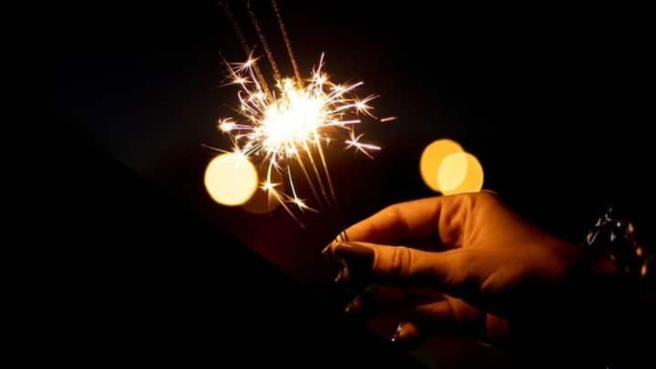 किसी भी प्रकार की सूखी पत्तियों या जल सकने वाली चीज़ों को पास न रखें. घर के अंदर पटाखे जलाना खतरनाक हो सकता है. इसलिए हमेशा बाहर खुली जगह पर ही पटाखे जलाएं. अगर आप फटाके खरीद रहे हैं. तो सिर्फ प्रमाणित और लाइसेंसधारी दुकानों से ही खरीदारी करें.