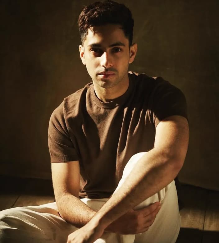 इसके बाद अगस्त्य आगे की पढ़ाई के लिए लंदन चले गए. यहां से उन्होंने सेकेंडरी की पढ़ाई की है. स्कूल चुना सेवनओक्स. अपनी बहन से अलग अगस्त्य को फिल्मों में इंटरेस्ट है और वे पहली फिल्म कर चुके हैं.