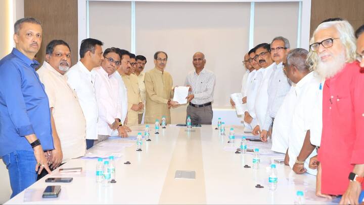 निवडणूक लागलेली नाही तरी मतदान नोंदणी बंद का केली, असा प्रश्न राज ठाकरे यांनी निवडणूक आयोगाला विचारला. त्यामुळे, नुकतेच 18 वर्षे पूर्ण केलेल्या युवकांना मतदान करता येत नाही, असेही राज यांनी म्हटले.