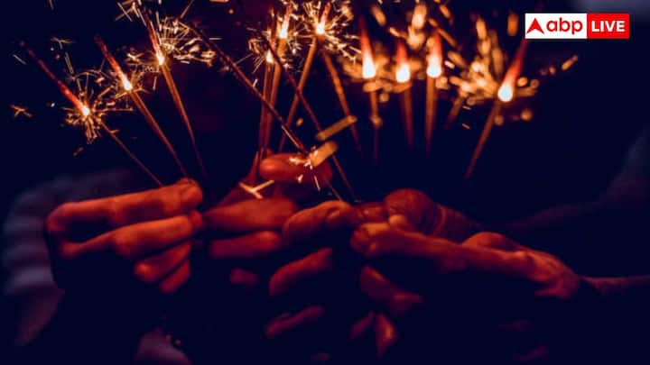 पटाखे ज्वलनशील और खतरनाक वस्तुओं में आते हैं. इस वजह से इन्हें किसी भी परिस्थिति में ट्रेन में नहीं ले जाया जा सकता. ट्रेन में इन वस्तुओं को ले जाना प्रतिबंधित है.