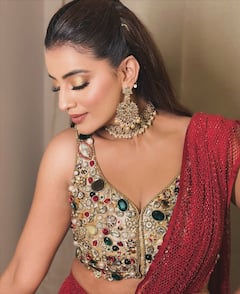 मरून साड़ी और बैकलेस ब्लाउज में अक्षरा सिंह ने बिखेरा हुस्न का जलवा, एक-एक अदा पर आप भी हार जाएंगे दिल