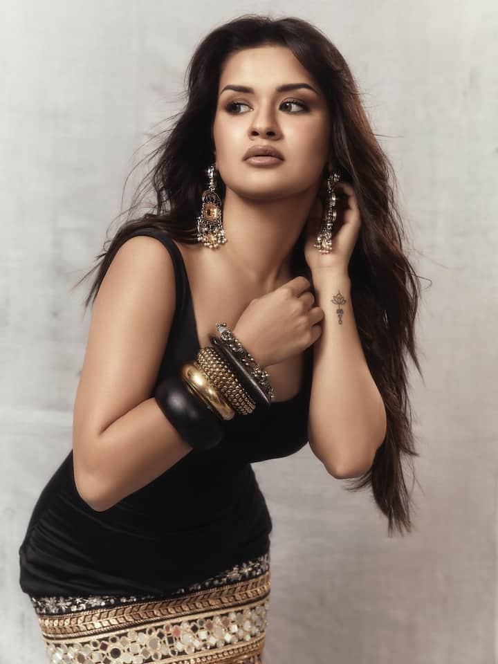 અભિનેત્રી અવનીત કૌરનો બ્લેક બોલ્ડ લૂક સોશિયલ મીડિયામાં આગની જેમ વાયરલ થઈ રહ્યો છે. ફેન્સ પણ અવનીત કૌરના આ લૂકના વખાણ કરી રહ્યા છે.