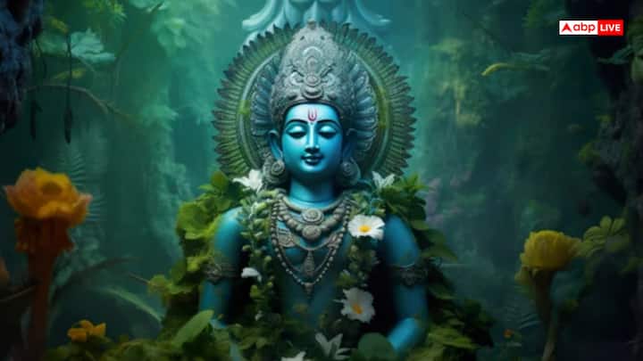 जब इंद्र को इस बात का पता कि चला कि ब्रह्मज्ञानी की माता असुर थी. इस बात से क्रोधित होकर उन्होंने क्रोधित होकर ब्रह्म ज्ञानी की हत्या कर दी, जिससे उन्हें ब्रह्म हत्या का पाप लगा और फिर वह पाप इंद्रदेव का पीछा करने लगा. जिससे परेशान होकर इंद्र ने कई सालों तक विष्णु जी की तपस्या की और आखिर में विष्णु प्रसन्न होकर इंद्र के सामने प्रकट हुए और वरदान मांगने को कहा, तब इंद्रदेव ने उनसे ब्रह्म हत्या से मुक्त होने का वरदान मांगा. विष्णु जी ने इंद्रदेव को कहा कि, अपने पाप को कई हिस्से में बांट दें, जिससे पाप कम हो जाएंगे. उन्होंने कहा कि इस पाप को वृक्ष, जल, धरती और स्त्री में बराबर बांट दिया जाए तो तुम्हें ब्रह्म हत्या से मुक्ति मिलेगी.