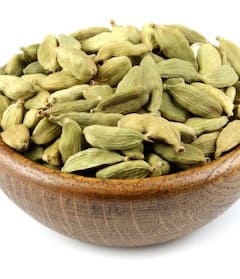 ਹਰੀ ਇਲਾਇਚੀ ਦਾ ਸੇਵਨ ਸਿਹਤ ਲਈ ਵਰਦਾਨ, ਮੂੰਹ ਦੇ ਛਾਲੇ ਤੇ ਬਦਬੂ ਤੋਂ ਰਾਹਤ  ਸਣੇ ਤਣਾਅ ਹੁੰਦਾ ਦੂਰ