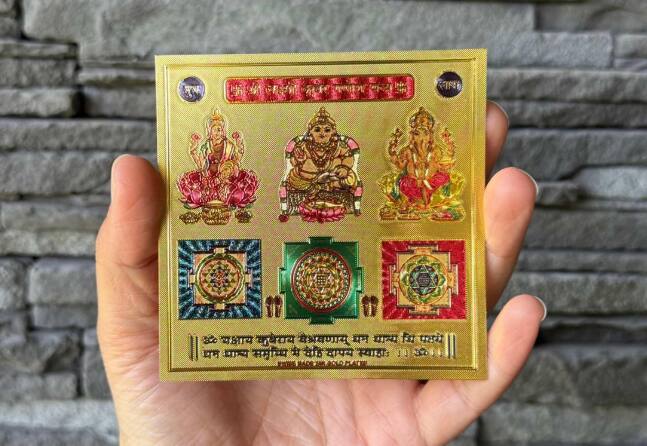 त्यानंतर 108 वेळा 'ऊँ यक्षाय कुबेराय वैश्रववाय, धन-धान्यधिपतये धन-धान्य समृद्धि मम देहि दापय स्वाहा' असा जप करावा, या मंत्राने धनलाभ होण्याची शक्यता असते.