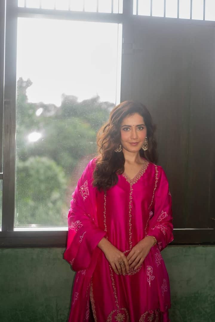 Pretty in Pink: Raashii channels festive simplicity in a fuchsia pink kurta set adorned with delicate embroidery. Styled with traditional juttis and statement earrings, this look exudes effortless charm — ideal for family gatherings, puja ceremonies, or intimate celebrations.
