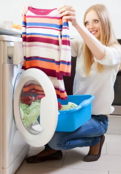 ਵਧੀਆ ਨਤੀਜਿਆਂ ਲਈ ਗੋਲੀਆਂ ਨੂੰ ਇੱਕ ਵੱਡੇ ਕਟੋਰੇ ਜਾਂ ਗਰਮ ਪਾਣੀ ਦੇ ਟੱਬ ਵਿੱਚ ਪਾ ਕੇ ਘੁਲਣ ਦਿਓ। ਪਾਣੀ ਨੂੰ ਉਦੋਂ ਤੱਕ ਹਿਲਾਉ ਜਦੋਂ ਤੱਕ ਸਾਰੀਆਂ ਗੋਲੀਆਂ ਪੂਰੀ ਤਰ੍ਹਾਂ ਘੁਲ ਨਾ ਜਾਣ। ਤੇਜ਼ੀ ਨਾਲ ਘੋਲਣ ਲਈ, ਤੁਸੀਂ ਗੋਲੀਆਂ ਨੂੰ ਪਾਣੀ ਵਿੱਚ ਪਾਉਣ ਤੋਂ ਪਹਿਲਾਂ ਪੀਸ ਵੀ ਸਕਦੇ ਹੋ।