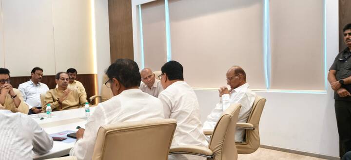 31 जानेवारी पर्यंत निवडणूक घेण्याचे आपल्याला आदेश आहे. आपण आम्हाला उत्तर द्या की तुम्ही निवडणुकीसाठी सज्ज आहात का? असा सवाल राज ठाकरे यांनी निवडणूक आयोगाला विचारला. तसेच, स्थानिक स्वराज्य संस्थांच्या निवडणुकीतही व्हिव्हिपॅट मशीन लावा, अशी सूचनाही त्यांनी केली