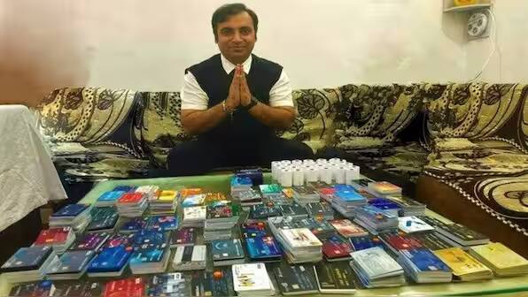 Indian man sets Guinness World Record by holding 1638 Credit Cards enjoys life on cashback Guinness Record Credit Cards: 1638 క్రెడిట్ కార్డులతో మనీష్ గిన్నిస్ రికార్డ్  - ఒక్క రూపాయి అప్పులేదు కానీ వాటితో ఆదాయమే ఆదాయం !