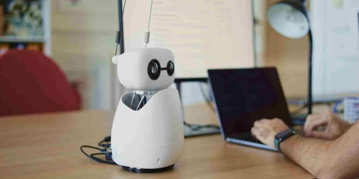 NVIDIA का DGX Spark साबित करता है कि भविष्य का कंप्यूटिंग पावरफुल होने के साथ-साथ पोर्टेबल भी हो सकता है और यह छोटा-सा डिवाइस आने वाले AI युग की झलक पेश करता है.