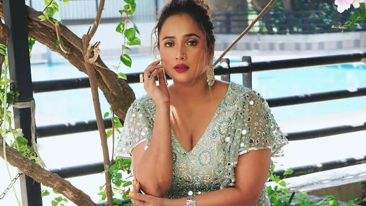 प्रभात खबर के मुताबिक भोजपुरी की एक्शन क्वीन रानी चटर्जी करीब 37 से 43 करोड़ रुपये की संपत्ति की मालकिन हैं. वह एक फिल्म के लिए 25-30 लाख और स्टेज शो के लिए 5-10 लाख रुपये चार्ज करती हैं.