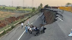 ভয়ঙ্কর! চোখের সামনে তলিয়ে গেল রাস্তা! হাইরোডে ৩০ ফুট গভীর গর্ত!