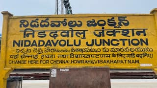 Nidadavolu Junction: నిడదవోలు స్టేషన్ లో ఆ 3 రైళ్లను ఆపండి.. అధికారులకు ప్రయాణికుల డిమాండ్
