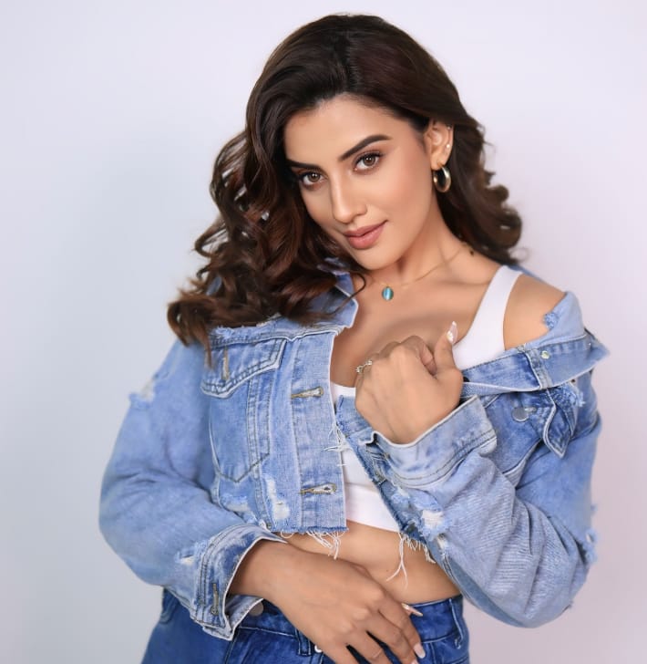 भोजपुरी एक्ट्रेस अक्षरा सिंह इंडस्ट्री की सबसे अमीर हीरोइन हैं, आज तक की एक रिपोर्ट के अनुसार उनकी कुल नेटवर्थ करीब 50 से 55 करोड़ रुपये है. वह एक फिल्म के लिए 15 से 20 लाख और स्टेज शो के लिए 3 से 5 लाख रुपये लेती हैं.