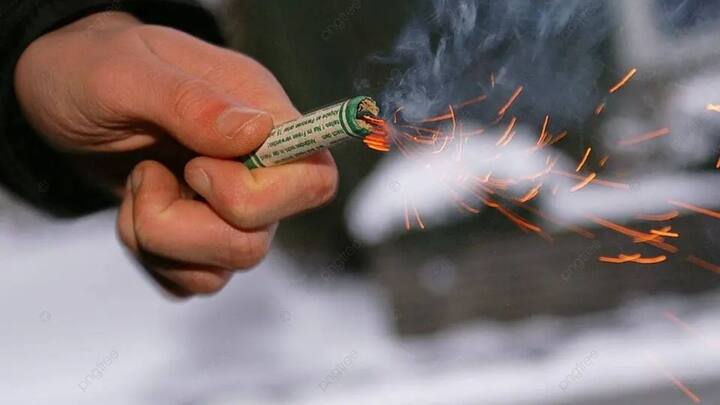 पटाखे जलाते वक्त सही दूरी बनाए रखना भी जरूरी है. बहुत से लोगों को शौक होता है वह हाथ में पटाखा लेकर फेंकते हैं. जिसमें कई बार फेंकने में देरी हो जाती है और पटाखा हाथ में ही फट जाता है. इसलिए इस बात का भीव ध्यान रखें.