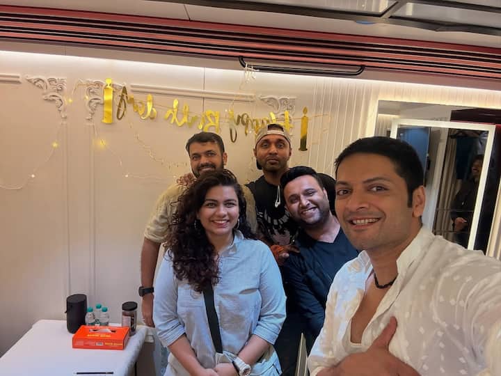 अली फजल ने अपने बर्थडे सेलिब्रेशन की ये तस्वीरें इंस्टाग्राम अकाउंट पर शेयर की हैं. जो इंटरनेट पर धड़ल्ले से वायरल हो रही है.