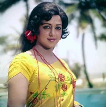 Big eyes, cute smile and light on her face, all these pictures are testifying to the beauty of Hema Malini.