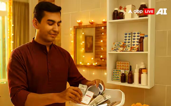 ਘਰ ਵਿੱਚ ਰੱਖੇ ਕਾਗਜ਼ ਅਤੇ ਪੁਰਾਣੇ ਬਿੱਲਾਂ ਨੂੰ ਢੇਰ ਵਿਚੋਂ ਬਾਹਰ ਕੱਢੋ। ਘਰ ਵਿੱਚ ਕਾਗਜ਼ਾਂ ਦਾ ਢੇਰ ਲਾਉਣ ਨਾਲ ਮਾਤਾ ਲਕਸ਼ਮੀ ਦੀ ਉਰਜਾ ਵਿੱਚ ਬਾਧਿਤ ਹੁੰਦੀ ਹੈ, ਜਿਸ ਕਰਕੇ ਵਿਅਕਤੀ ਨੂੰ ਆਰਥਿਕ ਤੰਗੀ ਦਾ ਸਾਹਮਣਾ ਕਰਨਾ ਪੈ ਸਕਦਾ ਹੈ।