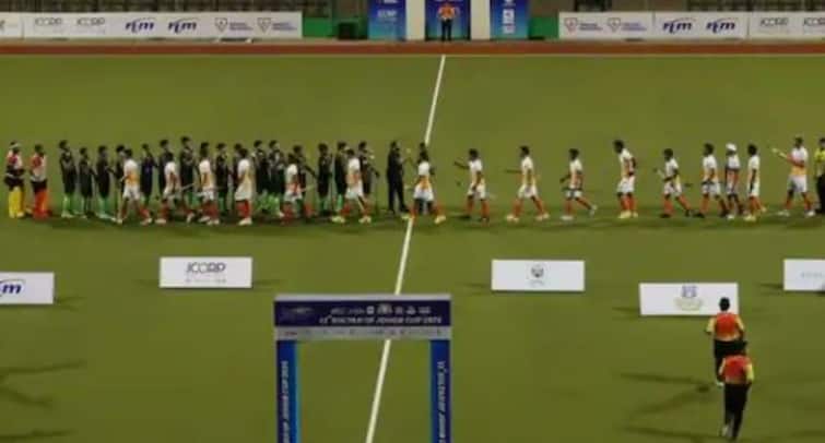 <div>After 'No Handshake' Controversy, India-Pakistan Players Exchange 'High-Fives' In Hockey Clash</div>