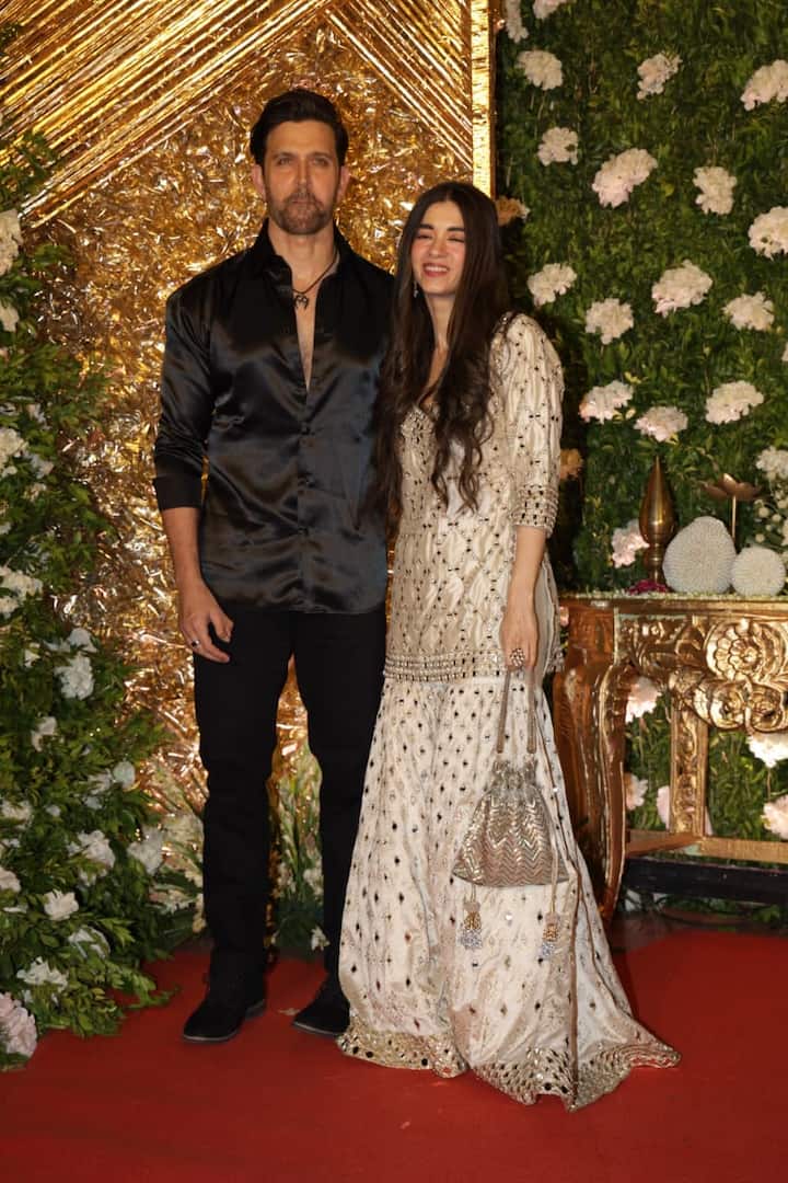 पार्टी में ऋतिक ने सबा की कमर पर हाथ रखते हुए जमकर पोज दिए. अब दोनों की ये तस्वीरें सोशल मीडिया पर जमकर वायरल हो रही हैं.