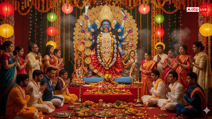 दिवाली के मौके पर जहां लोग मां लक्ष्मी की पूजा करके धन और समृद्धि की कामना करते हैं, वहीं इसी रात मां काली की पूजा का भी खास महत्व होता है. वैदिक मान्यताओं के अनुसार कार्तिक मास की अमावस्या की रात को निशिता काल में मां काली की उपासना करने से पापों का नाश होता है और जीवन में सुख-शांति आती है.