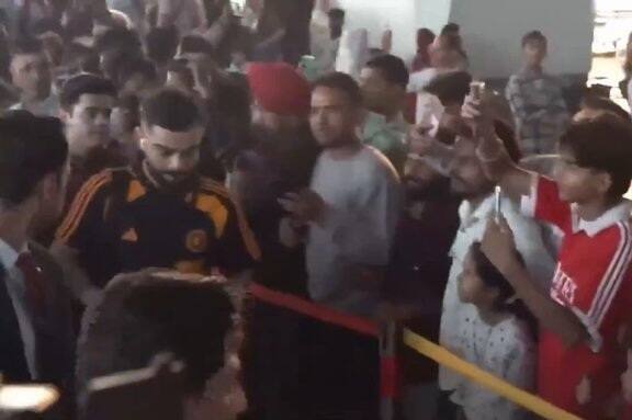 વિરાટ કોહલીના ચહેરા પર આત્મવિશ્વાસ સ્પષ્ટ દેખાઈ રહ્યો હતો, જ્યારે વિરાટ કોહલી કેપ્ટન શુભમન ગિલ પહેલા એરપોર્ટમાં પ્રવેશ્યો.