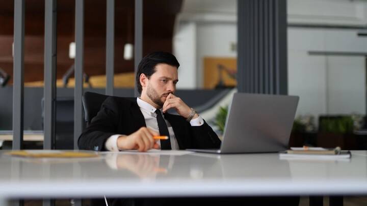 ऐसे कई छोटे बिजनेस हैं जिनसे हर महीने 25 से 30 हजार रुपये तक की कमाई आसानी से की जा सकती है. आप चाहें तो अगरबत्ती बनाने का काम कम खर्च में शुरू कर सकते हैं. महज 50 हजार रुपये लगाकर मशीन, रॉ मटेरियल और पैकिंग का सामान ले लें. पूजा और त्योहारों में इसकी डिमांड लगातार रहती है.