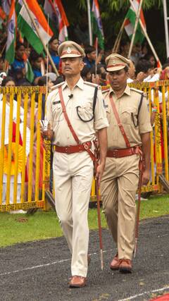 மாவட்ட ஆட்சியர் ஆவதற்கு எவ்வளவு படிக்க வேண்டும்?