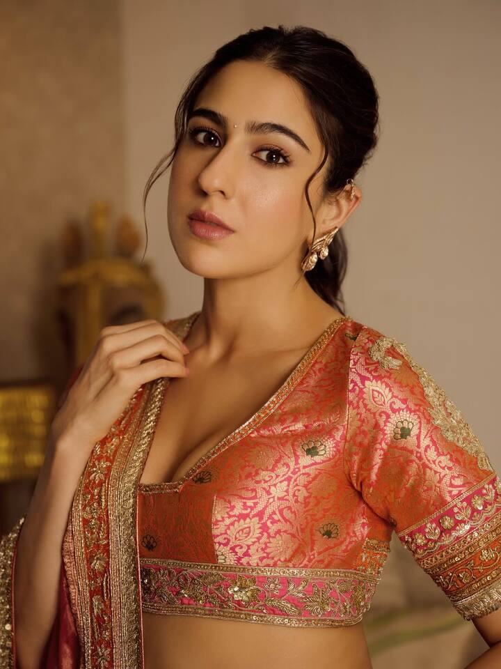 Her makeup was soft, dewy, and minimal, allowing her natural glow to shine through. With perfectly defined brows, kohl-rimmed eyes, a hint of shimmer, and nude glossy lips, Sara struck the right balance between glamour and grace. Her sleek ponytail kept the focus on her exquisite attire and radiant face.