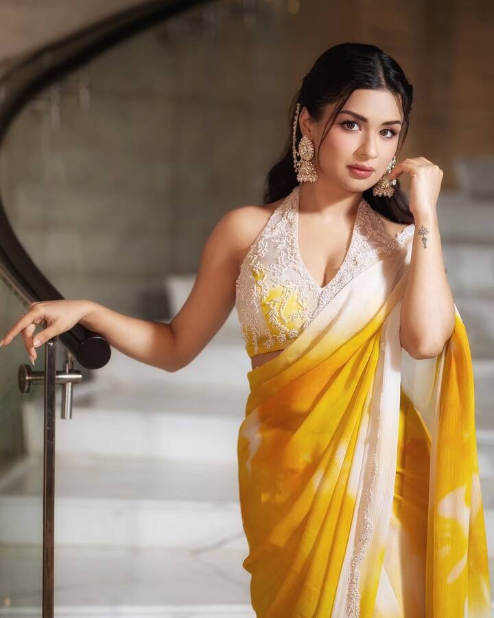 In this viral picture, Avneet Kaur has made everyone crazy with her look. She has achieved a classy and elegant look by pairing a very simple saree with a deep V neck blouse. In this way, you too can differentiate yourself from the crowd on the occasion of Diwali.