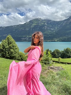 Shama Sikander: પિંક સાડીમાં શમા સિકંદરે બતાવ્યું બોલ્ડ ફિગર, જુઓ ગ્લેમરસ તસવીરો