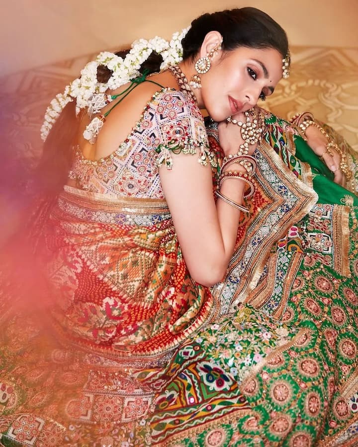 Like Shloka Mehta, you too can create such an ethnic look. She has paired the green lehenga with a printed blouse and dupatta. You can complete your look with Gajra in hair and heavy jewellery.