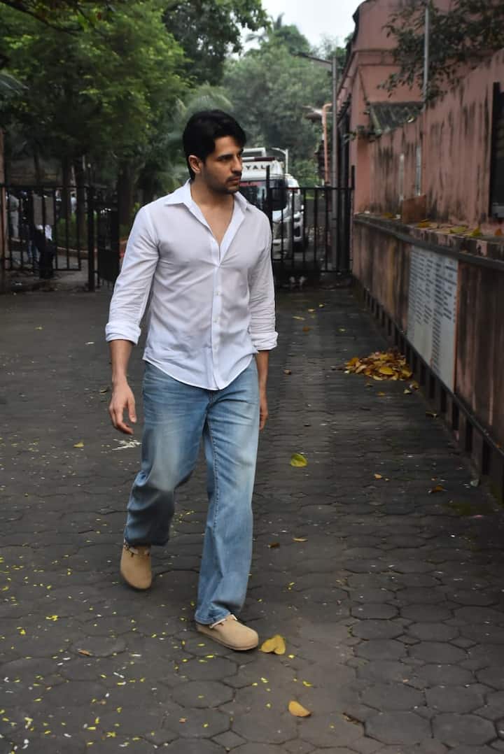 Actor Siddharth Malhotra also reached the crematorium to console Pankaj Dheer's family.