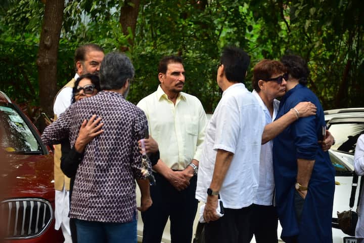 Actors Mukesh Rishi and Firoz Khan looked quite sad at their friend's funeral.