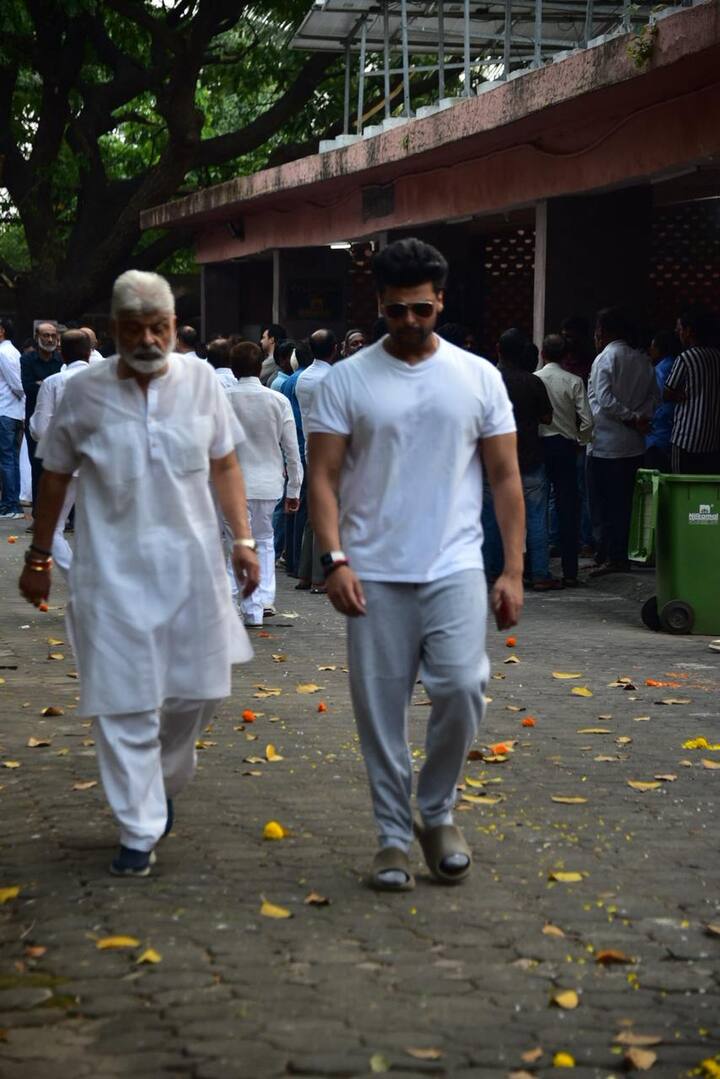 Actor Kushal Tandon shouldered Pankaj Dheer's bier along with Nikitan Dheer. The picture of both is making the fans emotional as well.