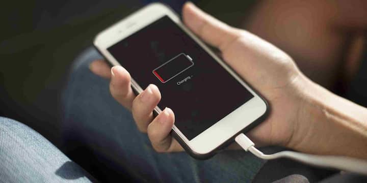 If you are outside and sunlight is available then solar charger can become your best companion. This charger converts the sun's energy into electricity and charges your phone slowly. Simply place it in sunlight and connect the phone with a USB cable. As long as there is light, your phone will keep charging. This method is very helpful especially during trekking, camping or outdoor trips.