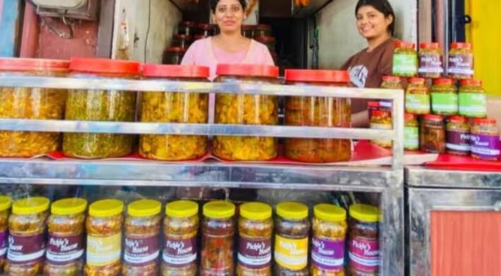 ઘણા નાના વ્યવસાયો છે જે સરળતાથી દર મહિને 25,000 થી 30,000 રૂપિયા કમાઈ શકે છે. જો તમે ઇચ્છો તો તમે ઓછા ખર્ચે અગરબત્તી બનાવવાનો વ્યવસાય શરૂ કરી શકો છો. ફક્ત 50,000 રૂપિયાનું રોકાણ કરો અને મશીનરી, કાચો માલ અને પેકેજિંગ ખરીદો. તહેવારો દરમિયાન આ ઉત્પાદનોની માંગ સતત રહે છે. તમે તમારા ઘરના રસોડામાંથી પાપડ, અથાણું અને નમકીનનો વ્યવસાય શરૂ કરી શકો છો. આ ઉત્પાદનોની માંગ વર્ષભર રહે છે. 50,000 રૂપિયા સરળતાથી ઘટકો, પેકેજિંગ અને બ્રાન્ડિંગને આવરી લેશે. સોશિયલ મીડિયા અને સ્થાનિક બજારો દ્વારા વેચાણ વધારીને તમે દર મહિને 30,000 રૂપિયા સુધી કમાઈ શકો છો.