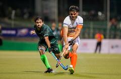 ক্রিকেট মাঠে মুখ দেখাদেখি বন্ধ, হকিতে ভারত-পাকিস্তান খেলোয়াড়দের হ্যান্ডশেক!