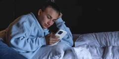 સૂતી વખતે ફોનને માથા પાસે રાખવાની આદત અત્યંત હાનિકારક; મોટાભાગના લોકો આ ભૂલ કરે છે