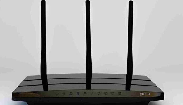 Wi-Fi: શું તમે ક્યારેય વિચાર્યું છે કે શું તમારું Wi-Fi રાઉટર ફક્ત ઇન્ટરનેટ પૂરું પાડવા માટે જ નથી? તાજેતરના સંશોધનો સૂચવે છે કે સામાન્ય Wi-Fi સિગ્નલો પણ રૂમમાં કોઈની હાજરી શોધી શકે છે, ભલે વ્યક્તિ પાસે કોઈ ડિવાઈસ ન હોય. જર્મનીમાં Karlsruhe Institute of Technology (KIT) ના વૈજ્ઞાનિકોએ એક એવી ટેકનોલોજી વિકસાવી છે જે રેડિયો તરંગોનો અભ્યાસ કરીને વ્યક્તિની હાજરી અને હલનચલનની છબી બનાવે છે. જેમ કેમેરા પ્રકાશથી દ્રશ્ય બનાવે છે, તેમ આ સિસ્ટમ પર્યાવરણની રૂપરેખા બનાવવા માટે રેડિયો સિગ્નલોનો ઉપયોગ કરે છે.