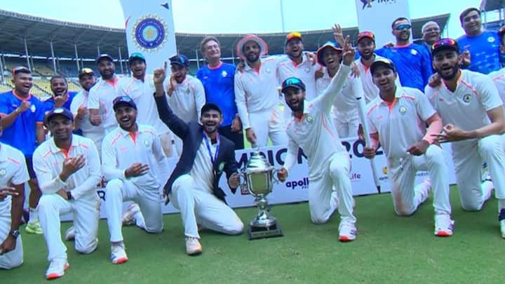 विदर्भ, बंगाल, तमिलनाडु/मद्रास, राजस्थान, हैदराबाद, महाराष्ट्र और रेलवे ने 2 बार रणजी ट्रॉफी का खिताब अपने नाम किया है. वहीं गुजरात, हरियाणा, पंजाब/साउदर्न पंजाब, उत्तर प्रदेश सिर्फ एक रणजी सीजन की चैंपियन बन पाई है.