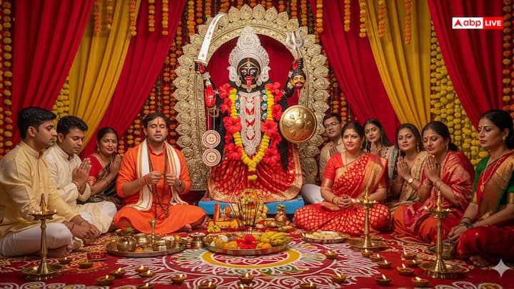 काली पूजा की रात में जागरण करने के लिए आप मां काली के भजन कर सकते हैं, मंत्रों का जाप कर सकते हैं, ध्यान कर सकते हैं और आरती गा सकते हैं. यह रात आत्मशक्ति जागरण और आध्यात्मिक साधना के लिए मानी जाती है, और इस दौरान भोर तक ध्यान करना शुभ होता है.