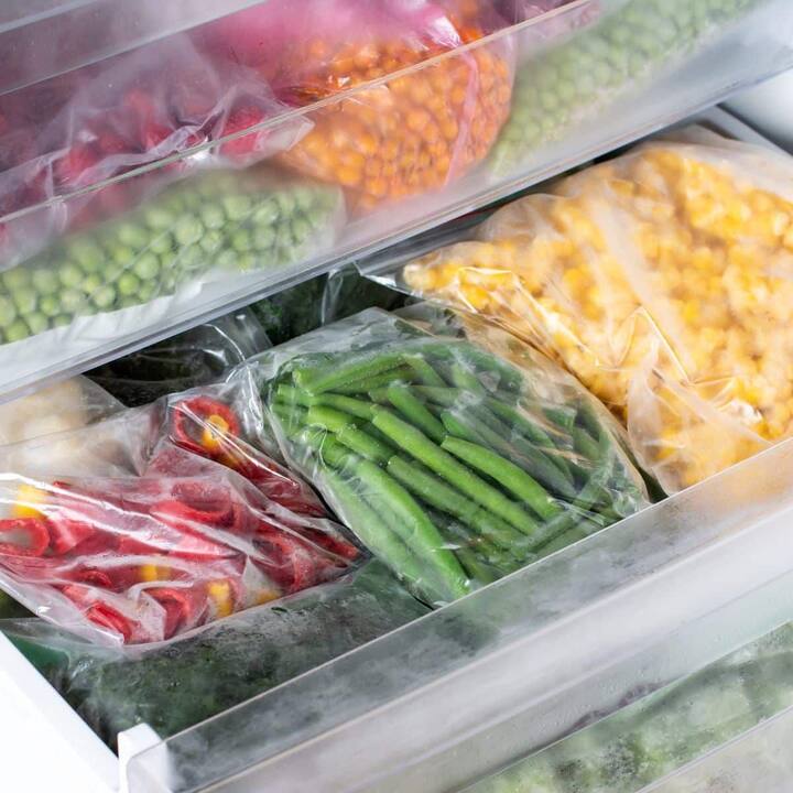 कोल्ड स्टोरेजमध्ये तापमान खूप कमी ठेवले जाते. त्यामुळे फळं आणि भाज्या महिनाभर सुद्धा टिकून राहतात.