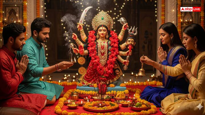 काली पूजा के दिन सच्चे मन से मां काली की पूजा करें. यह दिन मां काली की शक्ति, साहस और निडरता का प्रतीक माना जाता है. ऐसा विश्वास है कि जो भक्त सच्चे मन से मां काली की आराधना करता है, उसके जीवन से भय, नकारात्मकता और दुख दूर हो जाते हैं. यह पूजा बुराई पर अच्छाई की विजय, अंधकार पर प्रकाश और अज्ञान पर ज्ञान की प्रतीक मानी जाती है.