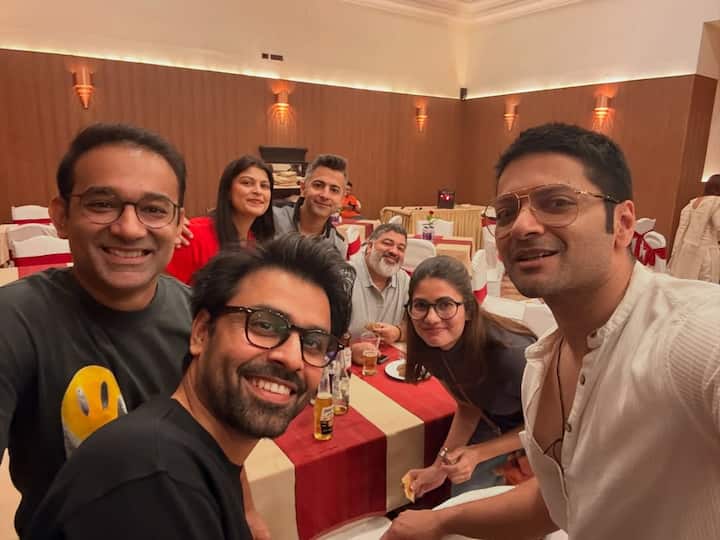 सेलिब्रेशन की इन तस्वीरों में से एक में अली फजल के साथ ‘पंचायत’ के सचिव यानि एक्टर जितेंद्र कुमार भी सेल्फी लेते दिखे.