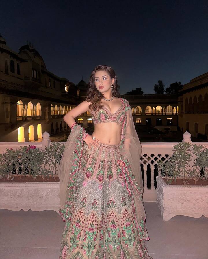 This Diwali, you can carry a pastel colored lehenga like a beauty. This lehenga of Avneet is the perfect option for the festive season. Complete this outfit with heavy makeup and statement jewellery.