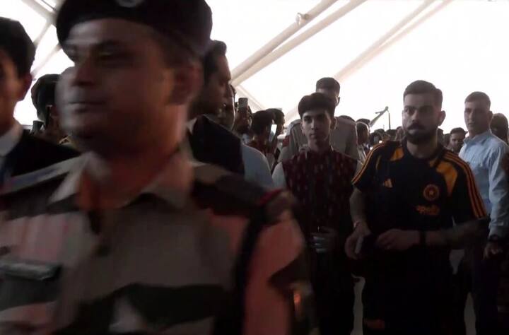 બધા વિરાટ કોહલી અને રોહિત શર્માના આગમનની આતુરતાથી રાહ જોઈ રહ્યા છે. કોહલી અને રોહિત શર્મા સહિત તમામ ખેલાડીઓ બુધવારે સવારે દિલ્હીથી ઓસ્ટ્રેલિયા જવા રવાના થયા.