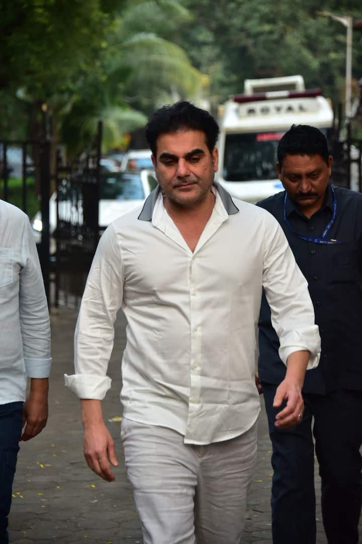 Actor Arbaaz Khan also arrived to pay his last respects to Pankaj Dheer. He was spotted in white shirt.
