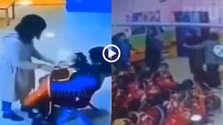 Video: सिर पकड़ झकझोरा, मारे थप्पड़, मासूम को पिटता देख गुस्साए पिता ने महिला टीचर को खूब कूटा